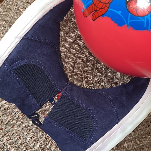 Old navy toddlers shoes size 6 items $8 ARE BOGO free. Bundle for discount - Picture 4 of 7